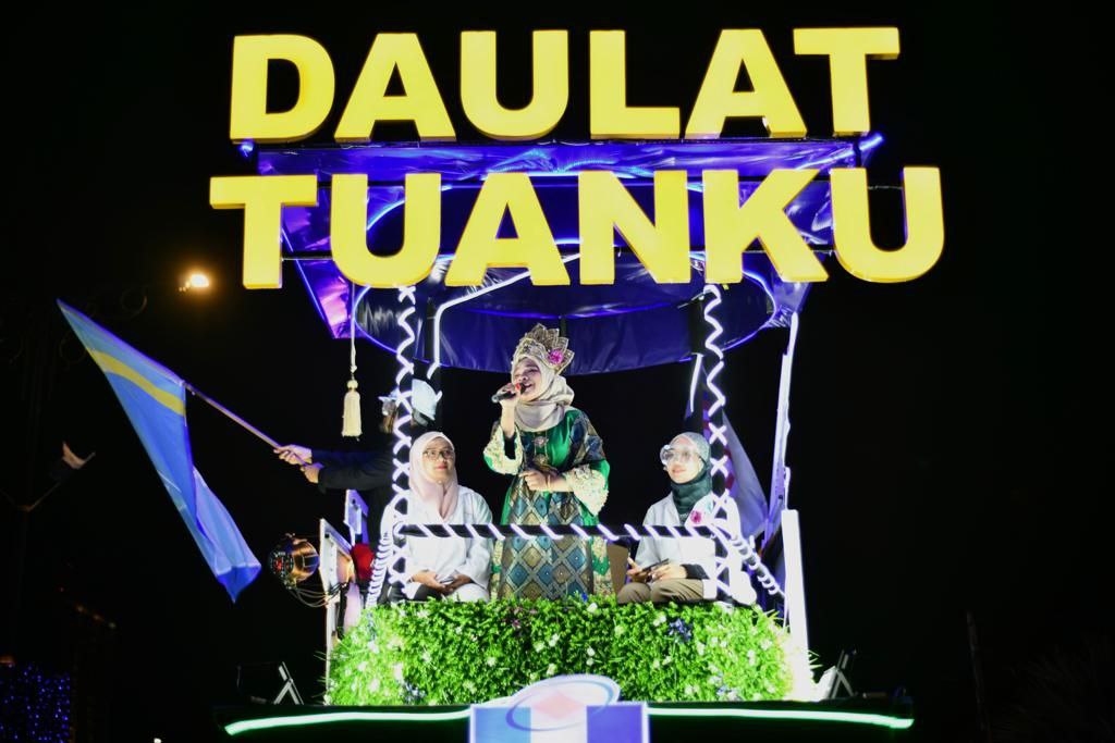 Persembahan Tari Silat Madani & Kumpulan Muzik Asli Pusat Sukan & Kebudayaan mengiringi Perarakan Kereta Berhias UMPSA sempena Malam Karnival Rakyat Pahang 2024.